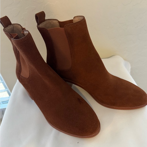 Banana Republic Shoes - Banana Republic Ladies Rust Suede Ankle Boots SZ 6.